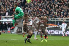 2. Bundesliga - FC St. Pauli - FC Ingolstadt 04 - Torwart Robin Himmelmann (30 Pauli) fängt, Thomas Pledl (30, FCI) zu langsam