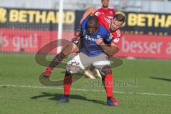 2. BL - Saison 2018/2019 - Holstein Kiel - FC Ingolstadt 04 Benedikt Gimber (#5 FCI) - David Kinsombi (#6 Kiel) - - Foto: Meyer Jürgen