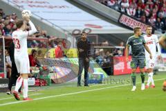 2. Bundesliga - Fußball - 1. FC Köln - FC Ingolstadt 04 - Cheftrainer Alexander Nouri (FCI) beobachtet seine neue Mannschaft