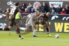 2. Bundesliga - FC St. Pauli - FC Ingolstadt 04 - Thorsten Röcher (29 FCI) lässt sich fallen, Christopher Avevor (6 Pauli), und bekommt dafür gelb