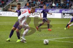 2. Bundesliga - FC Erzgebirge Aue - FC Ingolstadt 04 - Sonny Kittel (10, FCI) kämpft sich durch die Abwehr, Filip Kusic (Aue 36)