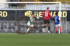 2. BL - Saison 2018/2019 - Holstein Kiel - FC Ingolstadt 04 - Philipp Heerwagen (#1 FCI) hält den Ball sicher - Phil Neumann (#26 FCI) - Masaya Okugawa (#11 Kiel) - Foto: Meyer Jürgen