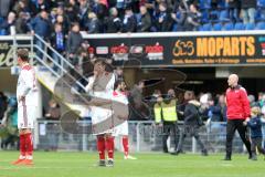 2. Bundesliga - SC Paderborn - FC Ingolstadt 04 - 3:1 Niederlage für Ingolstadt, enttäuscht hängende Köpfe, Stefan Kutschke (20, FCI) und Darío Lezcano (11, FCI) zieht sich Shirt ins Gesicht