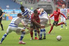 2. Bundesliga - MSV Duisburg - FC Ingolstadt 04 - Darío Lezcano (11, FCI) kämpft sich durch die Abwehr, Andreas Wiegel (7 Duisburg)