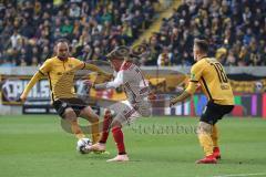 2. Bundesliga - SG Dynamo Dresden - FC Ingolstadt 04 - mitte Konstantin Kerschbaumer (7, FCI) Jannik Müller (18 Dresden) rechts