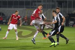 2. Bundesliga - SV Sandhausen - FC Ingolstadt 04 - mitte Stefan Kutschke (20, FCI) wird gestört von Leart Paqarada (19 SV)