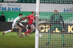 2. Bundesliga - SpVgg Greuther Fürth - FC Ingolstadt 04 - Marco Caligiuri (13 Fürth) Thomas Pledl (30, FCI) Torwart Sascha Burchert (30 Fürth)