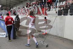 2. Bundesliga - FC Erzgebirge Aue - FC Ingolstadt 04 - Spiel ist aus, Sieg 0:3 für FCI, Spieler bedanken sich bei den Fans, Björn Paulsen (4, FCI) Darío Lezcano (11, FCI) Almog Cohen (8, FCI)