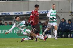 2. Bundesliga - SpVgg Greuther Fürth - FC Ingolstadt 04 - Marco Caligiuri (13 Fürth) holt Darío Lezcano (11, FCI) von den Beinen