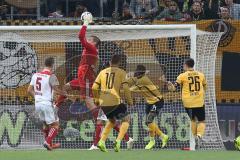 2. Bundesliga - SG Dynamo Dresden - FC Ingolstadt 04 - Torwart Philipp Heerwagen (1, FCI) hält den Ball, Benedikt Gimber (5, FCI) Aias Aosman (10 Dresden) Moussa Koné (14 Dresden) Sören Gonther (26 Dresden)