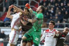 2. Bundesliga - FC St. Pauli - FC Ingolstadt 04 - Kopfball Ecke, Mergim Mavraj (15, FCI) Justin Hoogma (22 Pauli) und Torwart Robin Himmelmann (30 Pauli) boxt Ball weg, Stefan Kutschke (20, FCI) Christopher Avevor (6 Pauli)