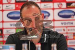 2. Bundesliga - Fußball - 1. FC Heidenheim - FC Ingolstadt 04 - Pressekonferenz nach dem Spiel, Cheftrainer Tomas Oral (FCI) entschuldigt sich bei Cheftrainer Frank Schmidt (HDH) für den Streit