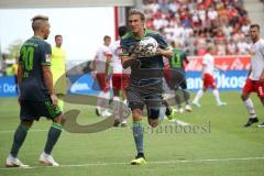 2. Bundesliga - Fußball - SV Jahn Regensburg - FC Ingolstadt 04 - Thomas Pledl (30, FCI) Konstantin Kerschbaumer (7, FCI) schnappt sich den Ball zur Ecke