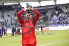 2. Bundesliga - FC Erzgebirge Aue - FC Ingolstadt 04 - Spiel ist aus, Sieg 0:3 für FCI, Spieler bedanken sich bei den Fans, Torwart Philipp Tschauner (41, FCI)