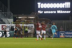 2. Bundesliga - SV Sandhausen - FC Ingolstadt 04 - Tor für Sandhausen links Jubel, rechts Enttäuschung bei Charlison Benschop (35 FCI) Thorsten Röcher (29 FCI), Torwart Niklas Lomb (29 SV) läuft zum Gratulieren