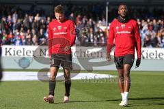 2. BL - Saison 2018/2019 - Holstein Kiel - FC Ingolstadt 04 - Die Spieler verlassen nach dem warm machen das Spielfeld - Thorsten Röcher (#29 FCI) - Osayamen Osawe (#14 FCI) - Foto: Meyer Jürgen
