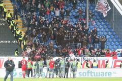2. Bundesliga - SV Darmstadt 98 - FC Ingolstadt 04 - FCI Spieler bedanken sich bei den mitgereisten Fans, Schanzer Fahnen Jubel Kurve