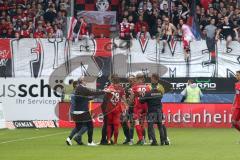 2. Bundesliga - Fußball - 1. FC Heidenheim - FC Ingolstadt 04 - Streit auf dem Platz, Phil Neumann (26, FCI) Arne Feick  (HDH 28) links Co-Trainer Michael Henke (FCI) und rechts Cheftrainer Tomas Oral (FCI) greifen ein. Ganz links kommt Sportdirektor Thom