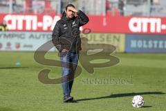 2. BL - Saison 2018/2019 - Holstein Kiel - FC Ingolstadt 04 - Alexander Nouri (Cheftrainer FCI) schaut beim warm machen zu - Foto: Meyer Jürgen