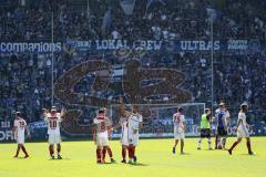 2. Bundesliga - Arminia Bielefeld - FC Ingolstadt 04 - Sieg Jubel 1:3, die Schanzer gratulieren sich auf dem Spielfeld, Thomas Pledl (30, FCI) Fatih Kaya (36, FCI) Sonny Kittel (10, FCI)