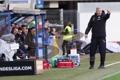 2. Bundesliga - SC Paderborn - FC Ingolstadt 04 - Cheftrainer Jens Keller (FCI) gibt Anweisungen, links Spielerbank