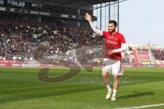 2. Bundesliga - FC St. Pauli - FC Ingolstadt 04 - Cenk Sahin (17, FCI) begrüßt die Pauli-Fans