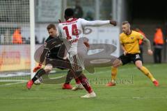 2. Bundesliga - SG Dynamo Dresden - FC Ingolstadt 04 - Osayamen Osawe (14, FCI) tunnelt Torwart Markus Schubert (1 Dresden), aber vorbei am Tor