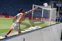 2. Bundesliga - Arminia Bielefeld - FC Ingolstadt 04 - Sieg Jubel 1:3, die Schanzer gratulieren sich auf dem Spielfeld, bedanken sich bei den mitgereisten Fans, Almog Cohen (8, FCI) wirft sein Trikot