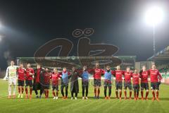 2. Bundesliga - SpVgg Greuther Fürth - FC Ingolstadt 04 - Sieg für FCI, 0:1, Freude Jubel, die Mannschaft lässt sich von den Fans feiern, hüpfen