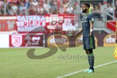 2. Bundesliga - Fußball - SV Jahn Regensburg - FC Ingolstadt 04 - Lucas Galvao (3 FCI) sucht Mitspieler