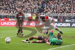 2. Bundesliga - FC St. Pauli - FC Ingolstadt 04 - Darío Lezcano (11, FCI) kommt nicht hin, Torwart Robin Himmelmann (30 Pauli) am Boden