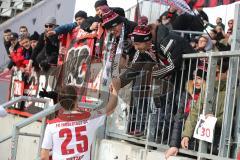 2. Bundesliga - FC St. Pauli - FC Ingolstadt 04 - Jonatan Kotzke (25 FCI) bedankt sich bei den mitgereisten Fans