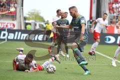 2. Bundesliga - Fußball - SV Jahn Regensburg - FC Ingolstadt 04 - rechts Robert Leipertz (13, FCI) verpasst Chance zum Ausgleich, am Boden Andreas Geipl (8 Jahn)