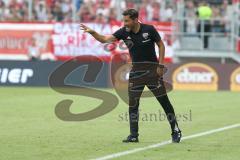 2. Bundesliga - Fußball - SV Jahn Regensburg - FC Ingolstadt 04 - Cheftrainer Stefan Leitl (FCI) am Seitenrand energisch