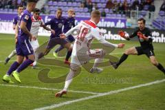 2. Bundesliga - FC Erzgebirge Aue - FC Ingolstadt 04 - Sonny Kittel (10, FCI) kämpft sich durch die Abwehr, Filip Kusic (Aue 36), Flanke zu Darío Lezcano (11, FCI) und Malcolm Cacutalua (Aue 21) macht Eigentor zum 0:3