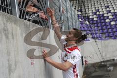 2. Bundesliga - FC Erzgebirge Aue - FC Ingolstadt 04 - Spiel ist aus, Sieg 0:3 für FCI, Spieler bedanken sich bei den Fans, Jonatan Kotzke (25 FCI)