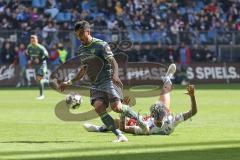 2. Bundesliga - Hamburger SV - FC Ingolstadt 04 - Darío Lezcano (11, FCI) Lacroix, Leo (2 HSV) am Boden