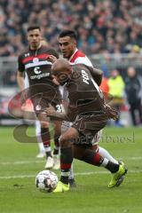 2. Bundesliga - FC St. Pauli - FC Ingolstadt 04 - Zweikampf Darío Lezcano (11, FCI) Christopher Avevor (6 Pauli)