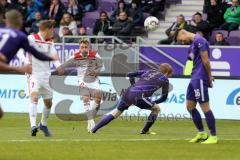 2. Bundesliga - FC Erzgebirge Aue - FC Ingolstadt 04 - Thomas Pledl (30, FCI) Abschluß, Fabian Kalig (Aue 4) stört, Filip Kusic (Aue 36)