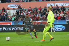 2. Bundesliga - Fußball - 1. FC Köln - FC Ingolstadt 04 - Lucas Galvao (3 FCI) vor Torwart Timo Horn (1 Köln)