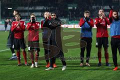 2. Bundesliga - SpVgg Greuther Fürth - FC Ingolstadt 04 - Sieg für FCI, 0:1, Freude Jubel, die Mannschaft lässt sich von den Fans feiern, hüpfen, Torschütze Darío Lezcano (11, FCI)
