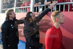 2. BL - Saison 2018/2019 - Holstein Kiel - FC Ingolstadt 04 -Alexander Nouri (Cheftrainer FCI) und Markus Feldhoff (Co-Trainer FCI) bedankt sich bei den Fans -  Foto: Meyer Jürgen