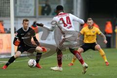 2. Bundesliga - SG Dynamo Dresden - FC Ingolstadt 04 - Osayamen Osawe (14, FCI) tunnelt Torwart Markus Schubert (1 Dresden)