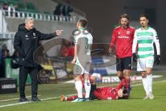 2. Bundesliga - SpVgg Greuther Fürth - FC Ingolstadt 04 - Cheftrainer Jens Keller (FCI) redet mit Lucas Galvao (3 FCI) wegen Fpul an Thomas Pledl (30, FCI), Björn Paulsen (4, FCI) Kenny Prince Redondo (27 Fürth)