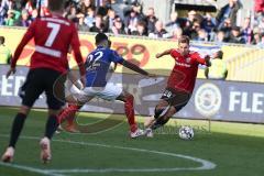 2. BL - Saison 2018/2019 - Holstein Kiel - FC Ingolstadt 04 Thorsten Röcher (#29 FCI) - Atakan Karazor (#22 Kiel) - - Foto: Meyer Jürgen