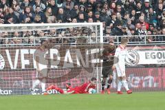 2. Bundesliga - FC St. Pauli - FC Ingolstadt 04 - Torwart Philipp Tschauner (41, FCI) hält sicher von Marvin Knoll (5 Pauli)