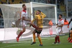 2. Bundesliga - SG Dynamo Dresden - FC Ingolstadt 04 - Benedikt Gimber (5, FCI) Linus Wahlqvist (2 Dresden) Almog Cohen (8, FCI) hinten Torwart Markus Schubert (1 Dresden)
