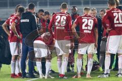 2. Bundesliga - SV Sandhausen - FC Ingolstadt 04 - Niederlage der Schanzer 4:0, hängende Köpfe, Besprechung im Team, Sportdirektor Angelo Vier (FCI) dabei, links deutliche Worte von Almog Cohen (8, FCI)