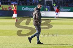 2. BL - Saison 2018/2019 - Holstein Kiel - FC Ingolstadt 04 - Alexander Nouri (Cheftrainer FCI) schaut beim warm machen zu - Foto: Meyer Jürgen