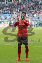 2. Bundesliga - Hamburger SV - FC Ingolstadt 04 - Spiel ist aus, Sieg 0:3 Ingolstadt, Torwart Philipp Tschauner (22, FCI) bedankt sich bei den Fans